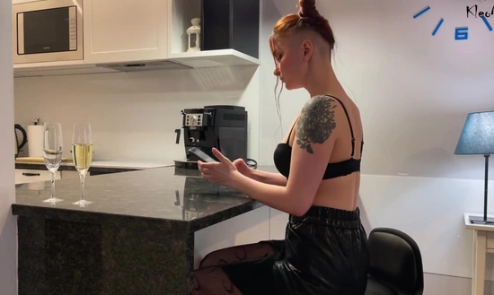 Отправила мужу провокационные фотки, чтобы он побыстрее вытрахал и кончил внутрь!