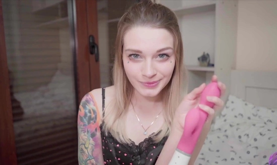 Нике приехал новый вибратор с Алиэкспресса и она тестирует его на своей киске!