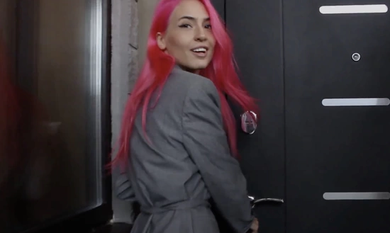 Риелторша-соска отдалась клиенту, чтобы он купил дом!