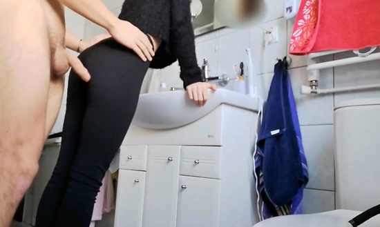 Не хотел кончать внутрь в этот раз, но не сдержался - получился классный кремпай с вытикающей спермой из киски