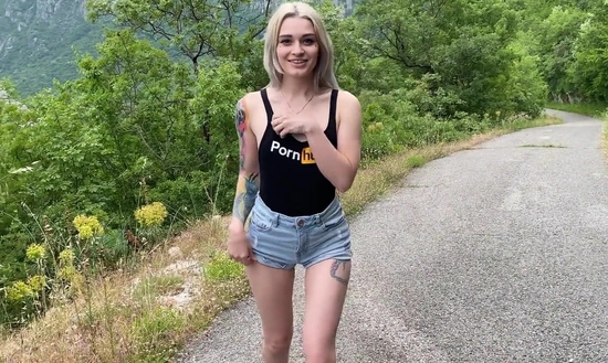 Свозил русскую малышку в Албанию и трахает на фоне красивых гор