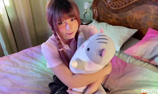 Русская милашка трахается с мужиком на бабкиной кровати