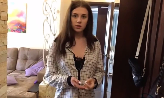 Проходите, сейчас я деньги найду. Сколько с меня? Русская милашка расплачивается с курьером за доставку еды.