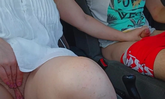 Подкинул сельскую девку поближе к селу и трахнул ее в машине