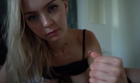 Милая москвичка сосет парню член и дрочит ножками в носочках