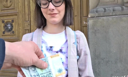 Немецкий порно режисер разводит девушку на секс кастинг, трахает её и кончает на очки