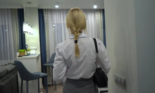 Русская студентка зашла к преподу домой и отлично сдала экзамен