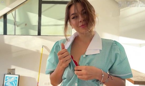 Моя домработница Мария не знает русский язык, поэтому при первой же возможности сразу раздевается