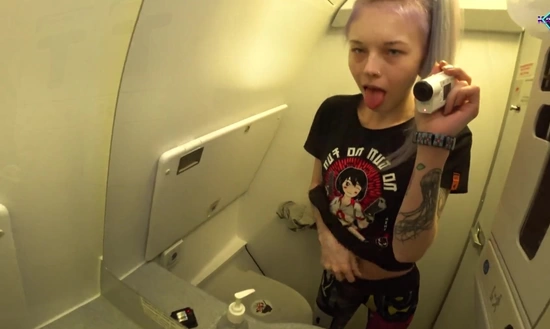 Закрылась в туалете, чтобы поласкать себя во во время полета