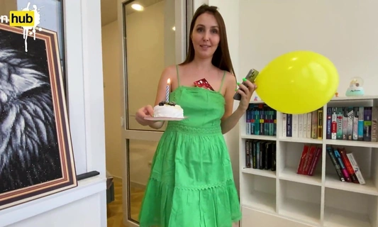 Мачеха приготовила пасынку особый подарок на Днюху, пока отца не было дома