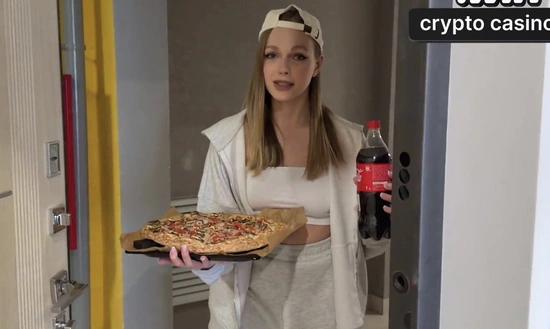 Доставила клиенту холодную пиццу и пришлось снимать трусы