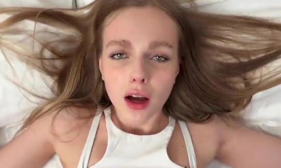 Сводная сестра порвала новые джинсы прямо в самом интересном месте!